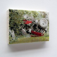 Accident de tracteur, broderie au point de croix, 17 x 25 x 4 cm, 2014