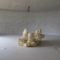 Sculpture en silicone de 2001 de la période des «Monstres» qui est prêtée par la Province du Hainaut