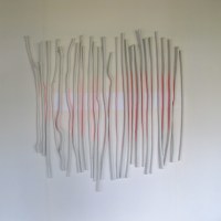 Sans titre, bâtons et irridation de la couleur vers le mur, bois, couleur et verre, longueur variable