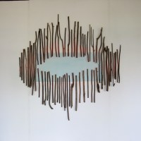 Sans titre, bâtons et irridation de la couleur vers le mur, bois, couleur et verre, longueur variable