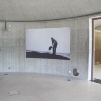 Vue de l'exposition: Bernar Venet, Le tas de charbon, 1962