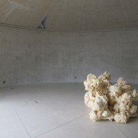 Sculpture en silicone de 2001 de la période des «Monstres» qui est prêtée par la Province du Hainaut