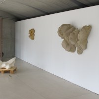 Deux bas-reliefs en mastic-carosserie de 2003 où j’abandonnais la couleur pour laisser parler le jeu des textures et des plans découpés.