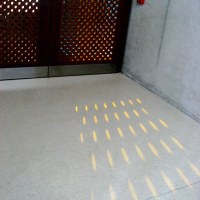 Dephine Deguislage, (x.R)+(x.V)+(x.B) /  LEE.X, (installation in-situ, filtres LEE, dvd, projecteur dia et projecteur numérique, dimensions variables-, appartient