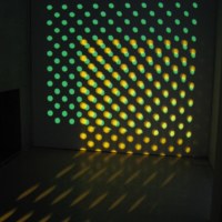 (x.R)+(x.V)+(x.B) /  LEE.X, (installation in-situ, filtres LEE, dvd, projecteur dia et projecteur numérique, dimensions variables-, appartient