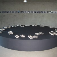 Vue de l'exposition, les moules en plâtre