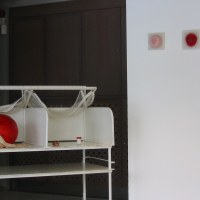 Vue de l'exposition, armoire médicale