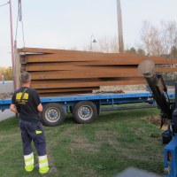 Installation de la sculpture de Bernar Venet près de l'église Saint-Pierre