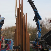 Installation de la sculpture de Bernar Venet près de l'église Saint-Pierre