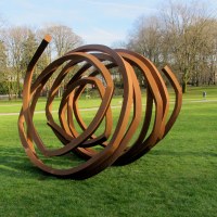 Deux lignes indéterminées, acier corten roulé, 265 x 322 x 305 cm, 2012