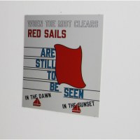 When the mist clears red sails still to be seen in the dawn in the sunset Impression sur aluminium anodisé, 60 x 50 cm