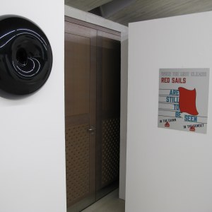 Vue de l'exposition: Ann Veronica Janssens et Laurence Weiner