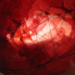 Détail installation oeufs rouges papier et fils 2006