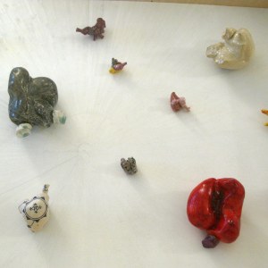 Vue de l'exposition: Laurence Deweer, coeurs en céramique