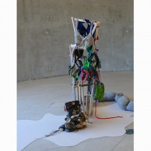 La sirène, technique mixte, 130 x 50 x 300 cm, 2020