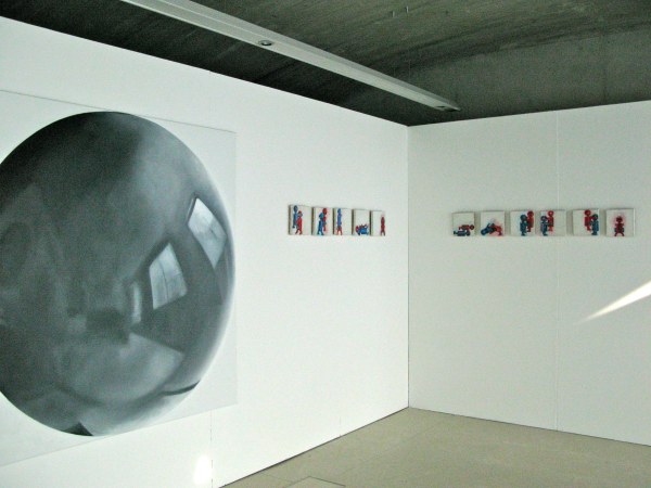 Vue de l'exposition: Françoise Vigot, Portrait réfléchi, Toys, peinture