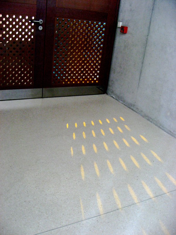 Dephine Deguislage, (x.R)+(x.V)+(x.B) /  LEE.X, (installation in-situ, filtres LEE, dvd, projecteur dia et projecteur numérique, dimensions variables-, appartient