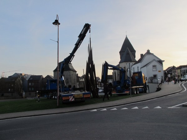 Installation de  Disorder: 11 Uneven Angles au rond-point des Herdiers