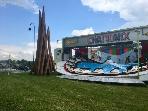 Disorder: 11 Uneven Angles, kermesse du Quartier latin