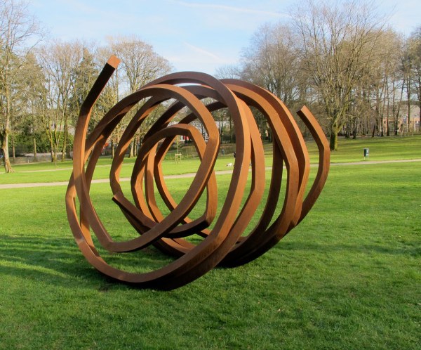 Deux lignes indéterminées, acier corten roulé, 265 x 322 x 305 cm, 2012