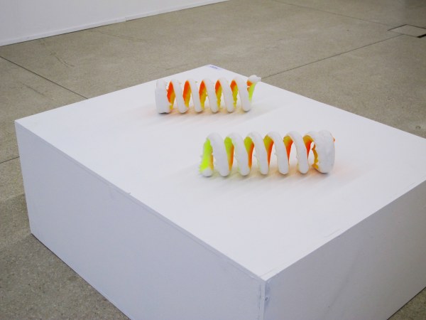 Modèle X, sculpture, (métal, plâtre synthétique, peintures fluorescentes), dimensions variables, 2007 (20 ex) (BeLa Editions)