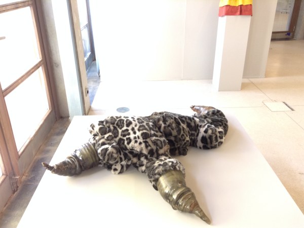 Griffes, peau de léopard et céramique