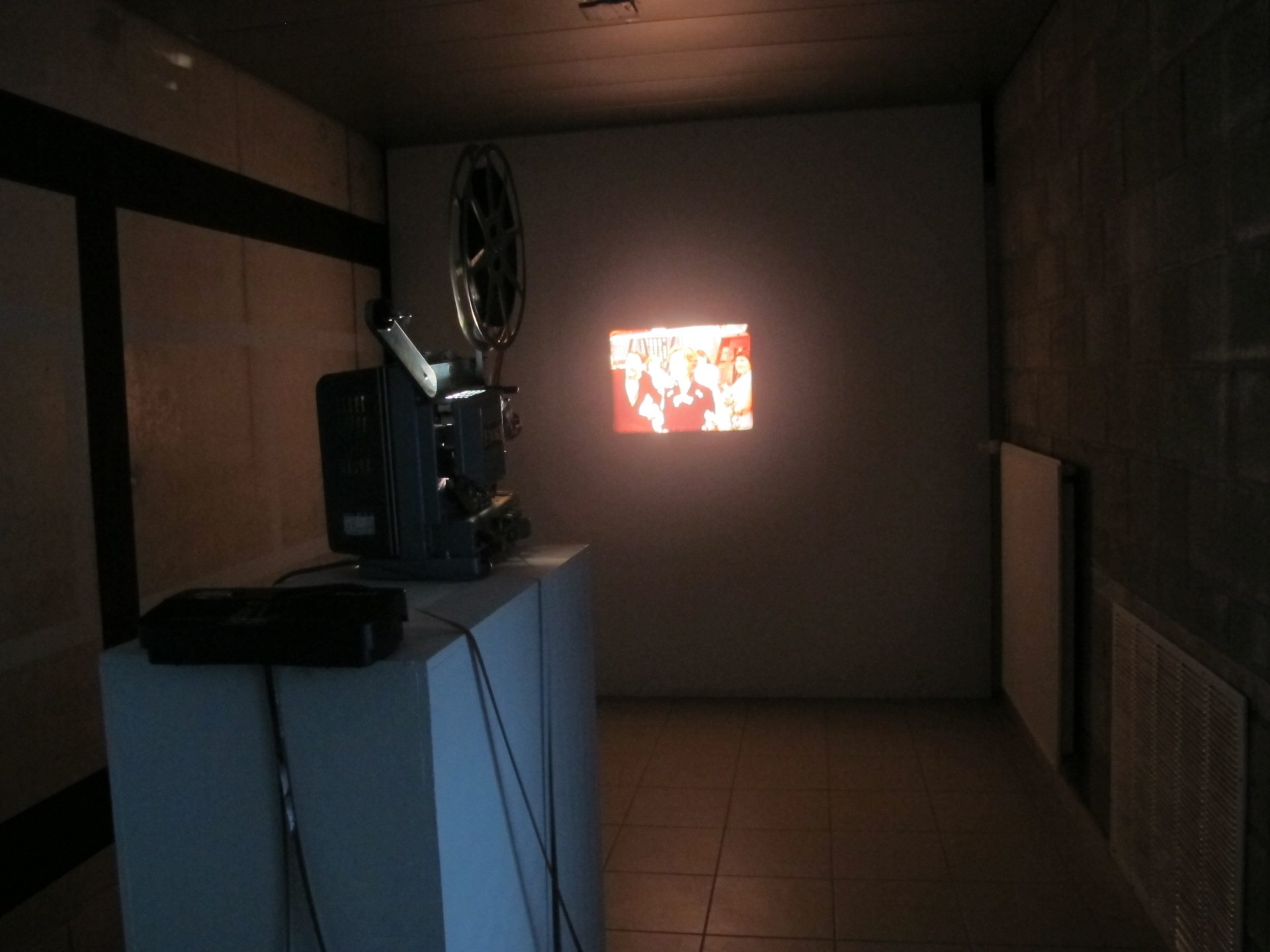 Film d'aventure en 16 mm s'autodétruisant après lecture