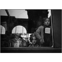 un train de la croix-rouge, transporte des enfants déplacés pendant la guerre hongrie, 1947